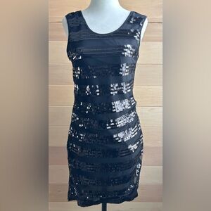 QED London Size medium sleeveless dress form-fitting silhouette scoop neckline.